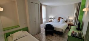 沙拉维内博尔里维格公寓酒店的酒店客房设有两张床和窗户。