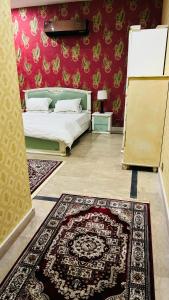 拉合尔Luxury Farmhouse for Stay and Events的一间卧室配有一张床和地毯