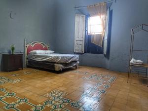 圣安娜Casa isabel的卧室配有一张床,地板上铺有地毯