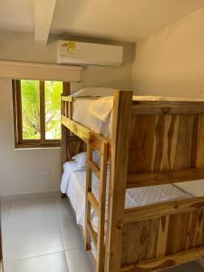 托卢Mykonos Beach House的客房设有两张双层床和一扇窗户。