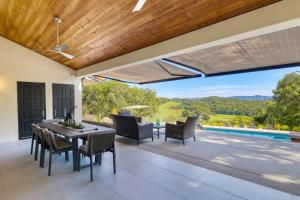 佩索罗伯斯Rancho Robles by AvantStay Vineyard Villa w Views Pool Privacy的开放式庭院设有桌椅和游泳池。