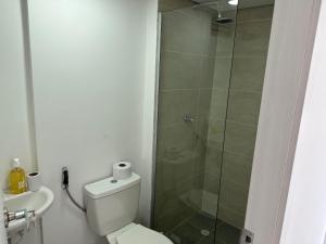 巴兰基亚Apartamento nuevo amoblado的带淋浴、卫生间和盥洗盆的浴室