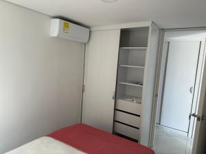 巴兰基亚Apartamento nuevo amoblado的一间带一张床和一个衣柜的小卧室