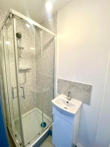 吉林汉姆Gillingham Gem : Cozy Rooms的带淋浴和盥洗盆的白色浴室
