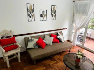 圣米格尔·德·图库玛Departamento Céntrico Tucumán 1B的客厅配有沙发、椅子和玻璃桌