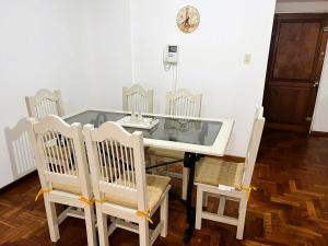 圣米格尔·德·图库玛Departamento Céntrico Tucumán 1B的客房内的桌椅和水槽