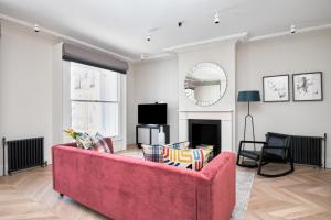 伦敦Sonder King Street的客厅配有红色沙发和电视