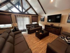 维勒蒙特Whispering Pines Cabin的带沙发和平面电视的客厅