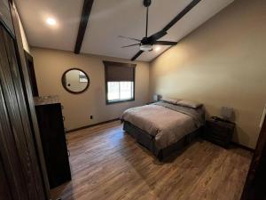 维勒蒙特Whispering Pines Cabin的一间卧室配有一张床和吊扇