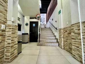科利马Hotel Juarez 70的楼梯和门的走廊