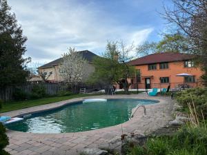沃恩旺市中心带泳池的奢华房间的一座房子旁的院子内的游泳池