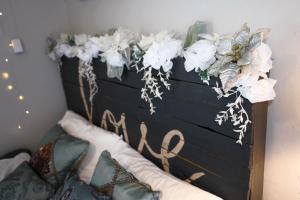 基西米Enchanting Parisian Rose Getaway的床上有白色的鲜花