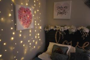 基西米Enchanting Parisian Rose Getaway的一间墙上挂着灯的床铺