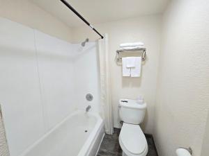 马里斯维尔Peach City Inn - Marysville/Yuba City的白色的浴室设有卫生间和浴缸。
