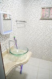 博阿维斯塔Boa vista, Hotel Jardim Tropical的浴室设有玻璃水槽和淋浴