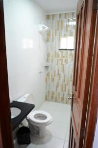 博阿维斯塔Boa vista, Hotel Jardim Tropical的一间带卫生间和水槽的浴室