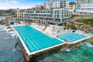 悉尼Stylish 1BR Haven in Bondi Junction的享有毗邻大海的游泳池的顶部景致