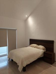 蒙特雷Alojamiento Entero Monterrey Airport的一间卧室设有一张床和白色的墙壁