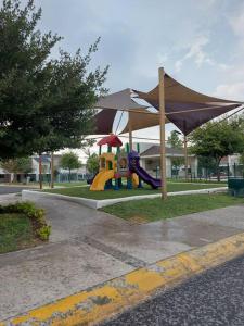 蒙特雷Alojamiento Entero Monterrey Airport的一个带有天篷的游乐场的公园