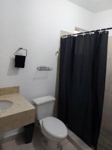 蒙特雷Alojamiento Entero Monterrey Airport的浴室设有卫生间和黑色淋浴帘