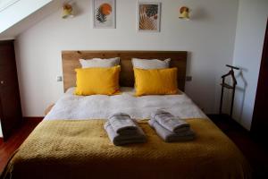 特雷西索梅La Villa Mirabelle 2min d'Arromanches-les-Bains的一间卧室配有一张床,上面有两条毛巾