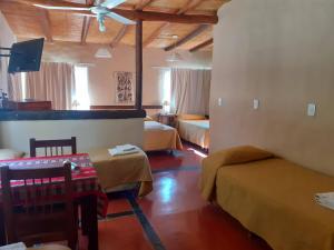 蒂尔卡拉Hotel Punta Corral的酒店客房设有两张床和一张桌子。