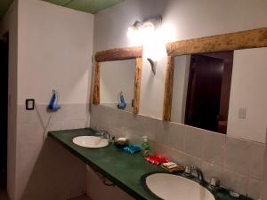 蒂尔卡拉Hotel Punta Corral的一间带水槽和镜子的浴室