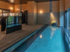 沼田Hotel Route Inn Numata的设有一个大型游泳池,