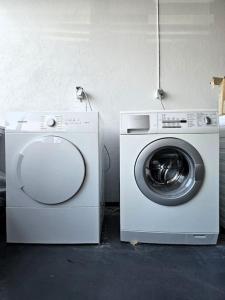 雷克雅未克Apartment near Reykjavik's heart的洗衣机位于白色洗衣机旁边