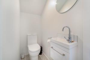 基督城Retro Retreat in Christchurch的白色的浴室设有卫生间和水槽。