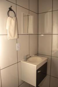 戈亚斯州上帕莱索Pousada Chalés Além do Paraíso的白色的浴室设有水槽和镜子