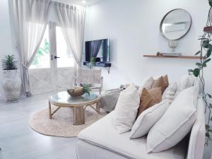 苏梅岛3BR Villa, Bangrak Beach, Koh Samui的客厅配有白色的沙发和桌子