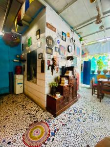 焦特布尔Bob hostel Jodhpur的一间墙上挂有图片和照片的房间