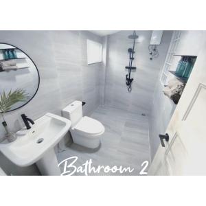 苏梅岛3BR Villa, Bangrak Beach, Koh Samui的浴室配有白色卫生间和盥洗盆。