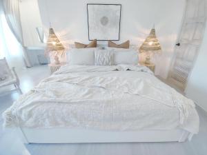 苏梅岛3BR Villa, Bangrak Beach, Koh Samui的白色卧室配有一张带白色床单的大床