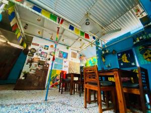 焦特布尔Bob hostel Jodhpur的一间房间,房间内设有几张桌子和椅子