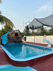 拉塞瓦VLR habitaciones的一个带水滑梯的度假村内的游泳池
