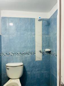 普卡尔帕Departamento de 3 habitaciones的蓝色瓷砖浴室设有卫生间