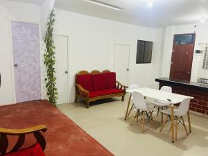 普卡尔帕Departamento de 3 habitaciones的客厅配有红色的沙发和桌子