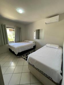 巴拉奈里奥-坎布里乌Colione House的一间卧室设有两张床和窗户。