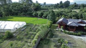 Taralee Huenstay的房屋和温室的空中景观