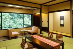 日光Hana to Hana的客房设有长凳、椅子和窗户。
