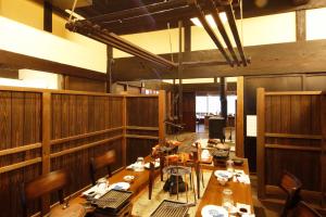 日光Hana to Hana的大型用餐室设有木墙和桌子