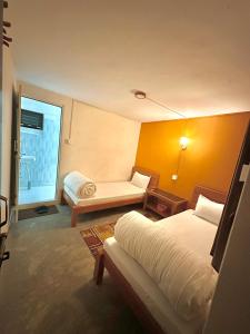 AstamHill Top Lodge Ghandruk的酒店客房,配有床和沙发
