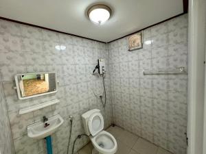 Ban Hin Latสวนสบายปลายนารีสอร์ท的一间带卫生间和水槽的浴室