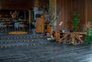 乌布Gdas Bali Health and Wellness Resort的一间在房间内配有桌椅的餐厅