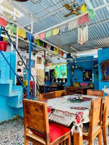 焦特布尔Bob hostel Jodhpur的一间带桌椅的用餐室