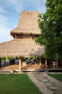 Patiala BawaSumbaFarmHouse的草屋,带甲板和草屋顶