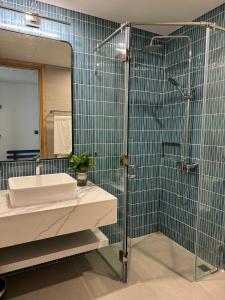 Nam KhêFlamingo Ibiza Hải Tiến的带淋浴、盥洗盆和镜子的浴室