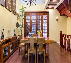 昆明Annie Dianchi Lake Villas的一间带木桌和椅子的用餐室